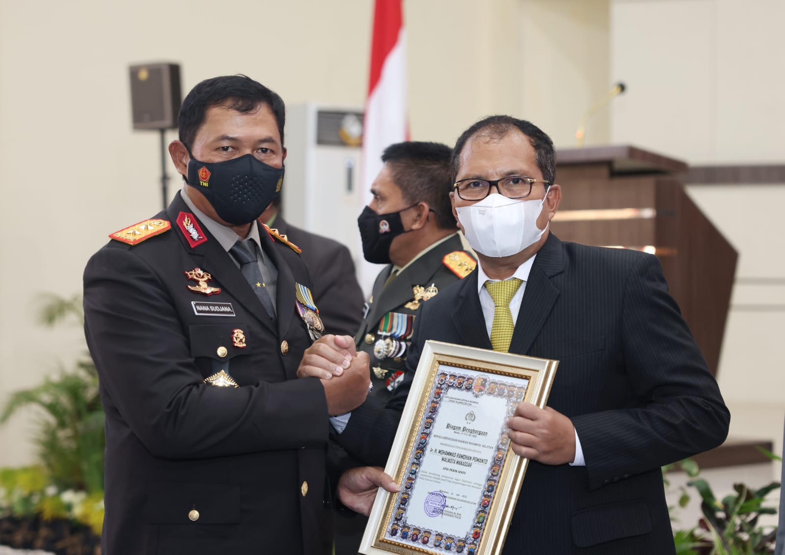 Hari Bhayangkara Ke-76, Wali Kota Makassar Raih Penghargaan Dari Kapolda Sulsel